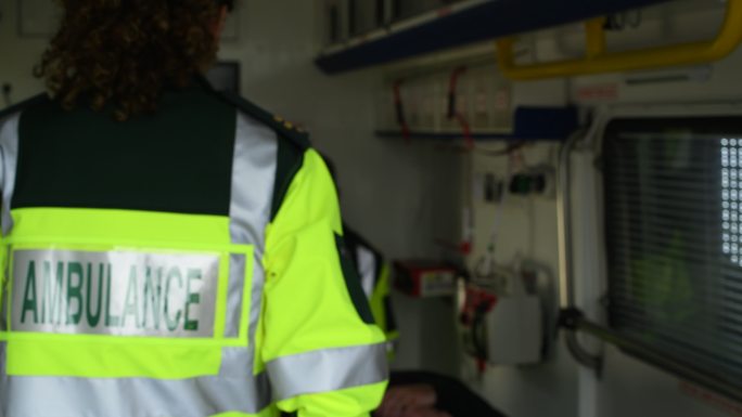 救护人员打开救护车门