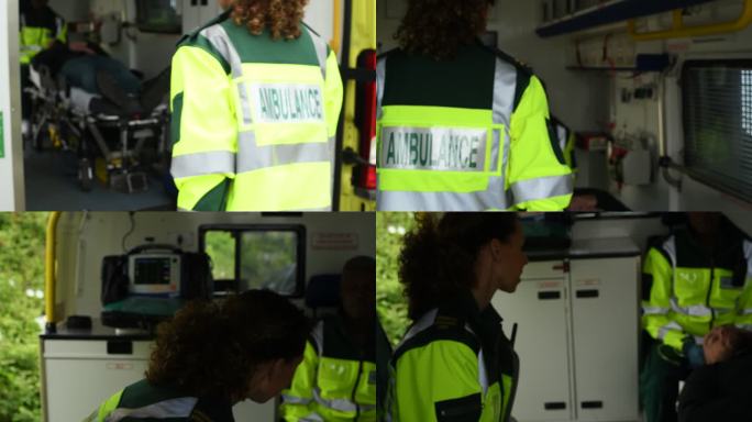 救护人员打开救护车门