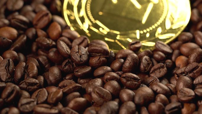 咖啡豆金牌的4k倾斜镜头。概念