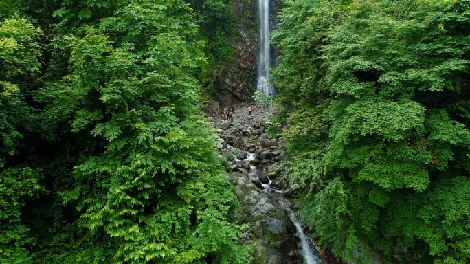 四川彭州小鱼洞蟠龙谷瀑布航拍风景