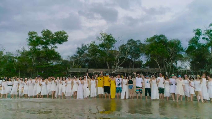 美女帅哥海边欢呼旅游