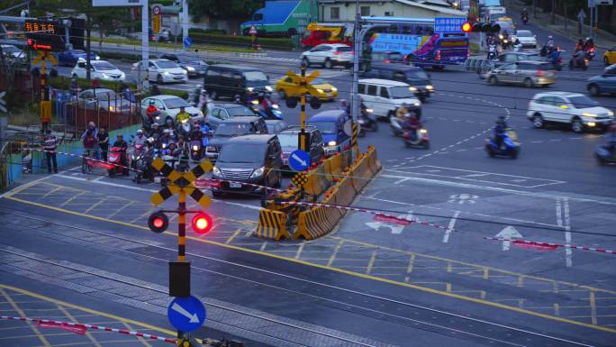 台湾夜间交通景观台湾街道铁路路口交通红灯