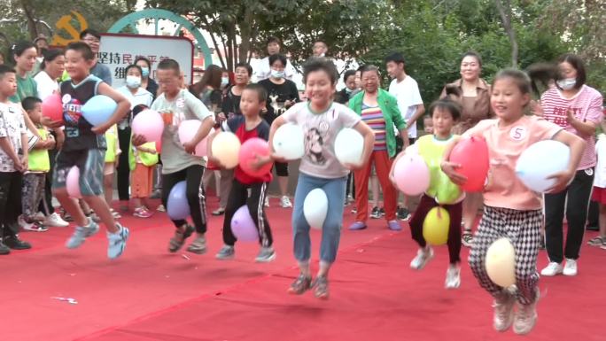 社区亲子运动会小朋友夹气球赛跑