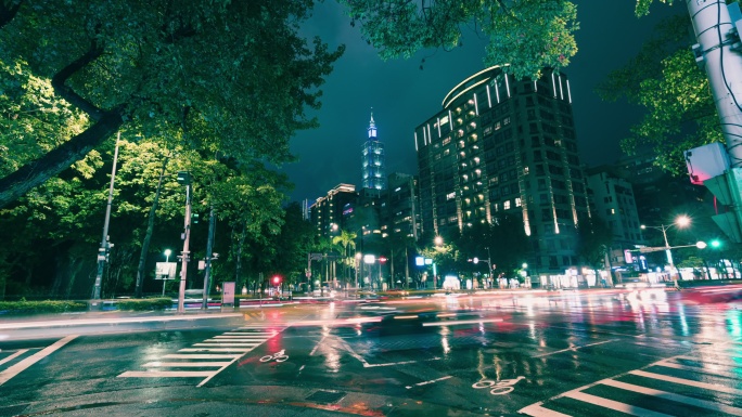 夜晚，人们在台北市容和台北101大厦的背景下穿过街道。时间流逝