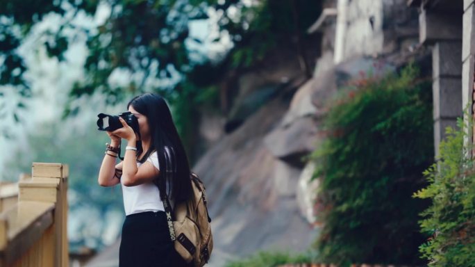 女摄影师徒步旅游相机采风拍照文艺旅行者