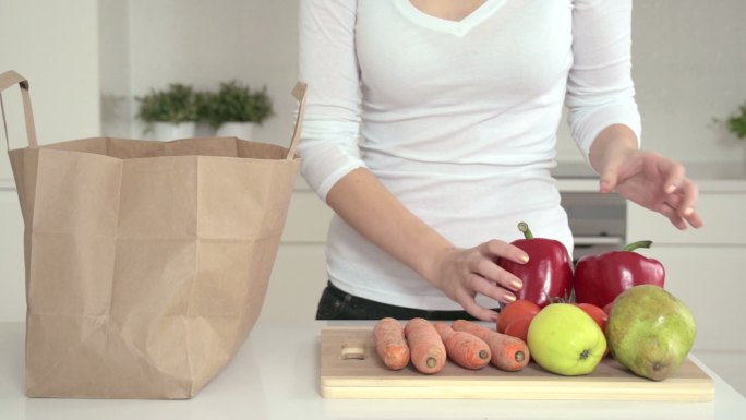 打开蔬菜包装家庭主妇蔬菜购物袋现代厨房