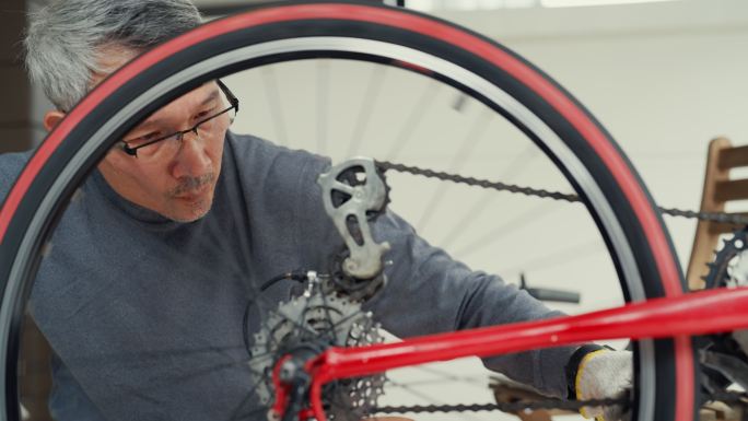 老年人调整自行车，使其适合使用。