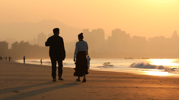 夫妻散步剪影，海边游客，沙滩散步