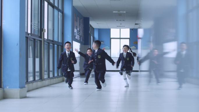 小学生在教室走廊奔跑打闹