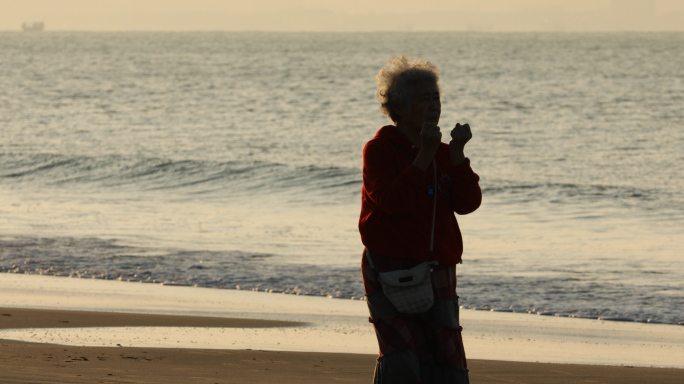 大海，海边老人，散步，老年，白发女人