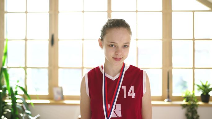 身穿篮球球衣的女孩获得金牌