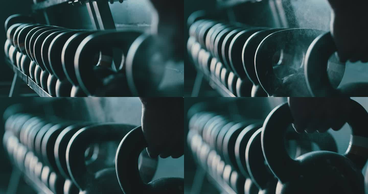 4k视频画面显示，一名不知名的男子在健身房用运动粉笔拿起壶铃