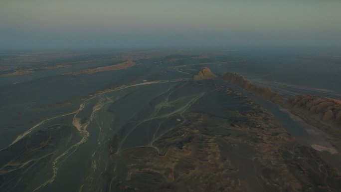 日落时分鸟瞰戈壁沙漠，中国新疆。