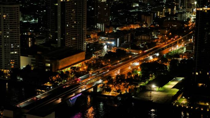 鸟瞰泰国曼谷河上的夜城路