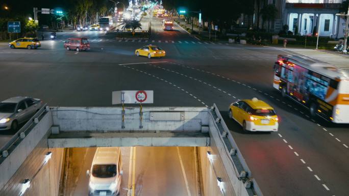 台湾夜间交通景观台湾省台北市弯道