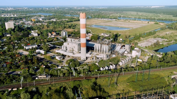 位于波兰奥德拉河旁什切青的发电厂，设有煤炭储存场