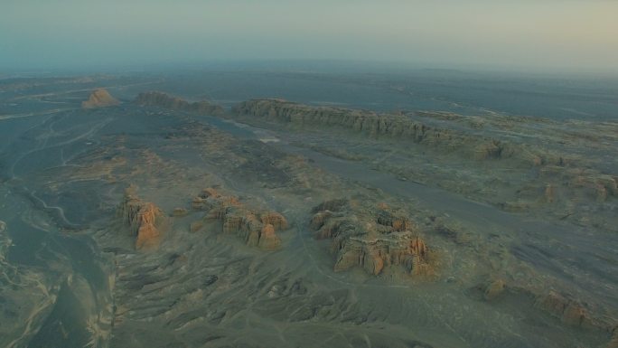 日落时分鸟瞰戈壁沙漠，中国新疆。