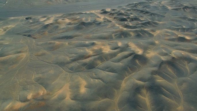 鸟瞰戈壁沙漠，中国新疆。