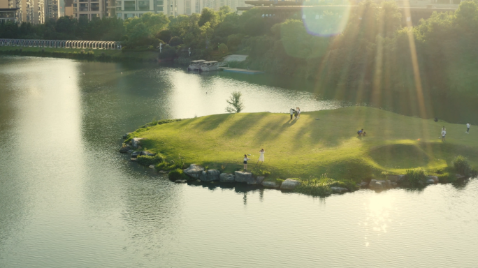 夕阳早晨城市公园湖边草地游玩