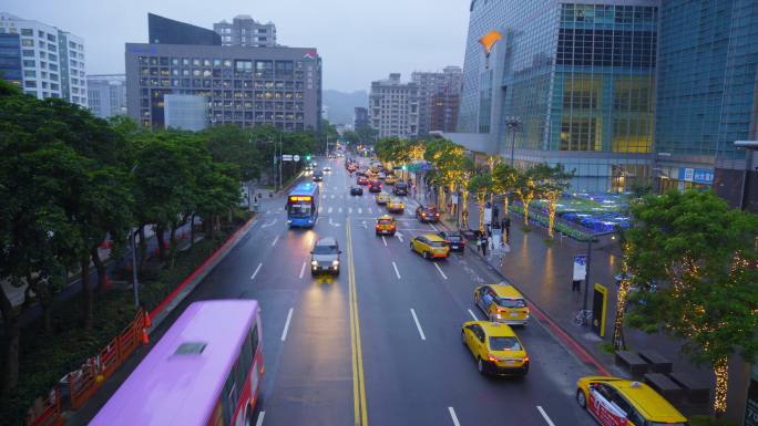 台湾台北——傍晚时分，台北市信义金融区的一条繁华街道