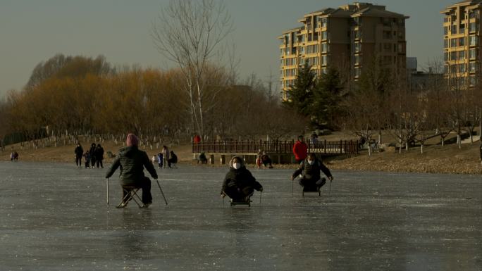 冬季公园滑冰车的孩子们