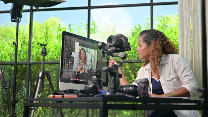 常驻工作时间黑人女性设计师网红视频剪辑特