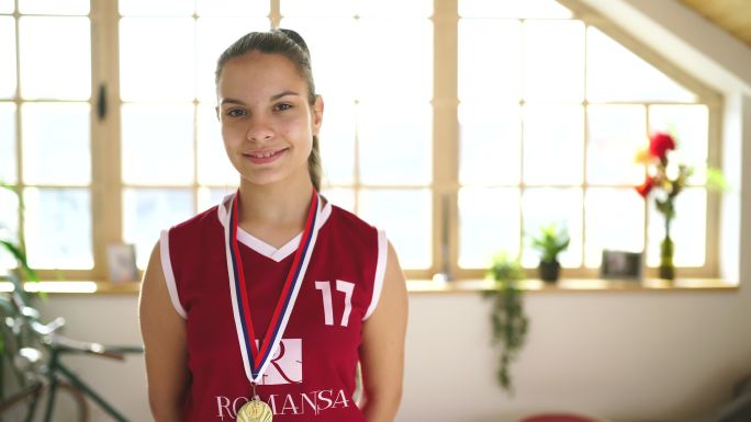 身穿篮球球衣的年轻女孩获得金牌