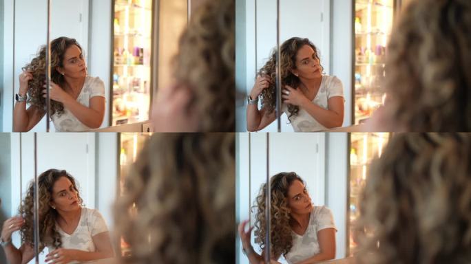 成熟的女人在家里照镜子发型