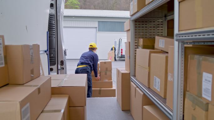 SLO MO送货员将包裹装入送货车