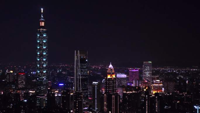 夜间鸟瞰台北市。台湾的旅游目的地和旅游景点