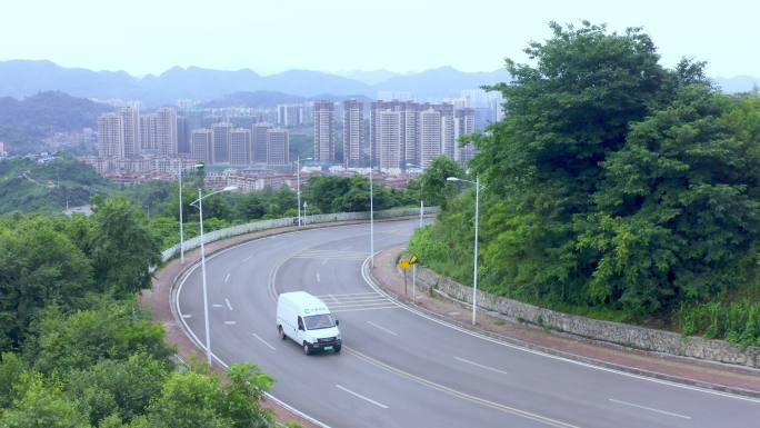 城市边道路烟草运输车