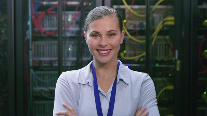 一位自信的年轻女子在服务器室工作的4k视频片段