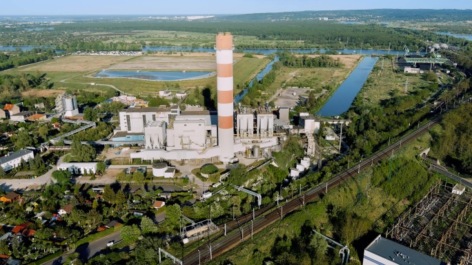 位于波兰奥德拉河旁什切青的发电厂，设有煤炭储存场