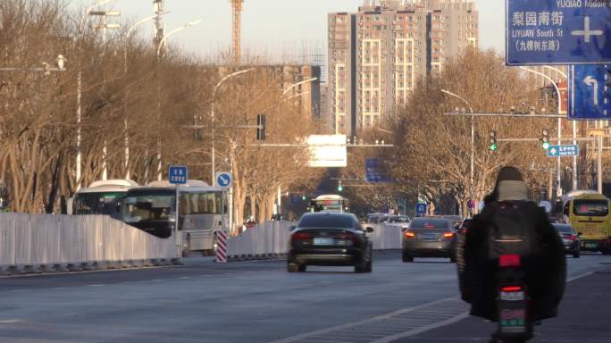 都市生活早晨车流人流城市街道骑车上班簇