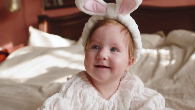 可爱的小女孩打扮成复活节兔子