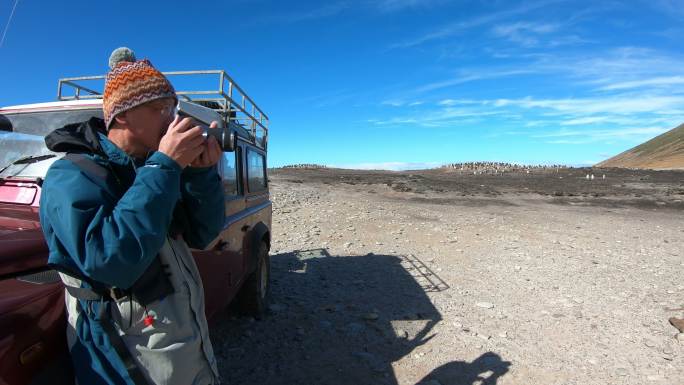 摄影师在南极西点岛拍摄企鹅的照片