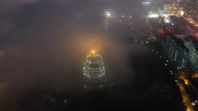 平流雾下的威海市环翠楼城市夜景