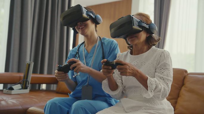 年轻的女性家庭护理者和年长的女性在家里的客厅里玩电子游戏