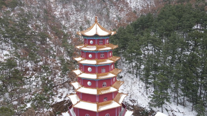 环绕航拍威海孙家疃冬季雪后的太极八卦塔