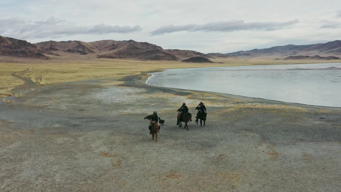 蒙古湖附近一群老鹰猎人的鸟瞰图