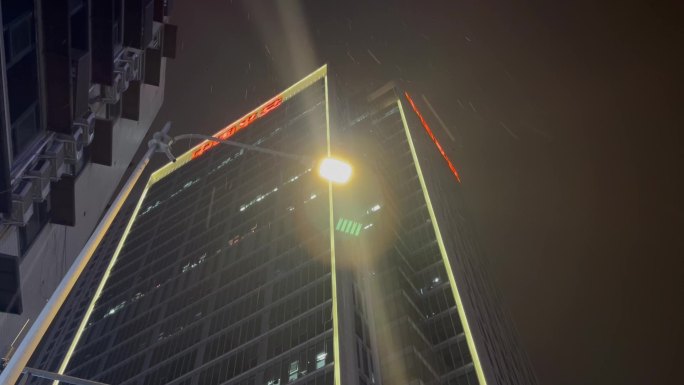 仰视高楼大厦路灯下雨飘雪2