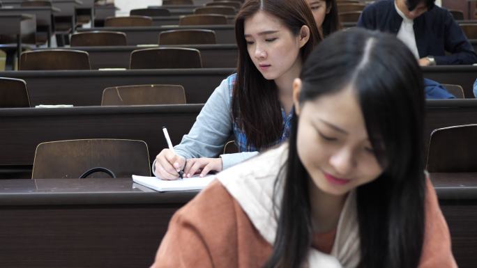 多民族学生在演讲厅考试-在线讲座后返回大学