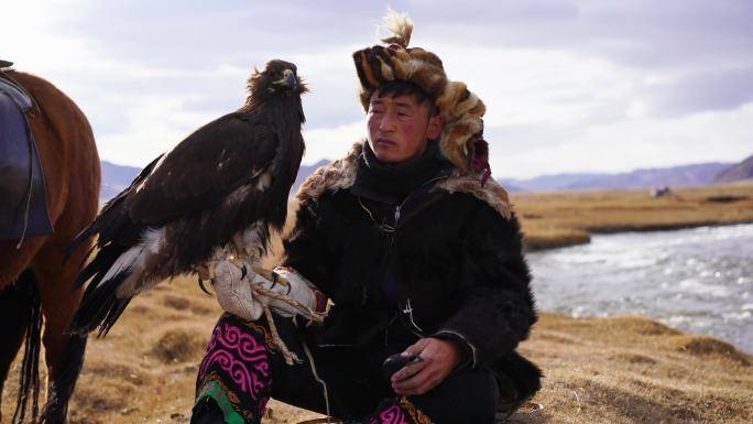 蒙古河边的鹰猎人画像