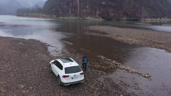 摄影师在龙虎山泸溪河边停车拍照