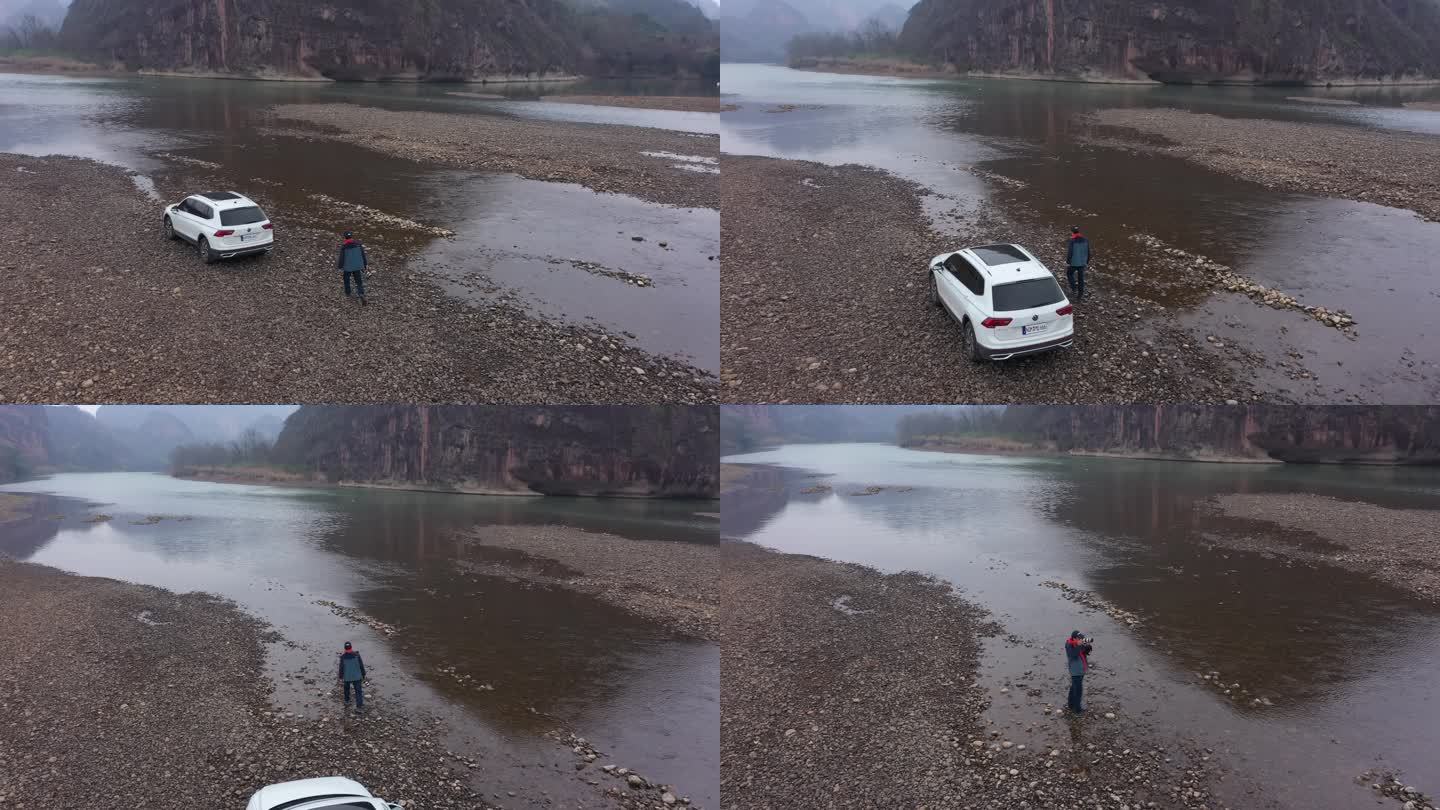 摄影师在龙虎山泸溪河边停车拍照