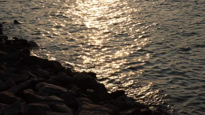 夕阳下海面波光粼粼