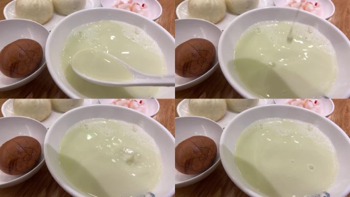 早餐包子泡菜茶鸡蛋泡豆浆勺子慢动作1