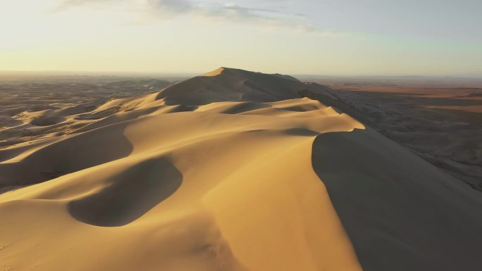 日落时分的戈壁沙漠沙丘鸟瞰图