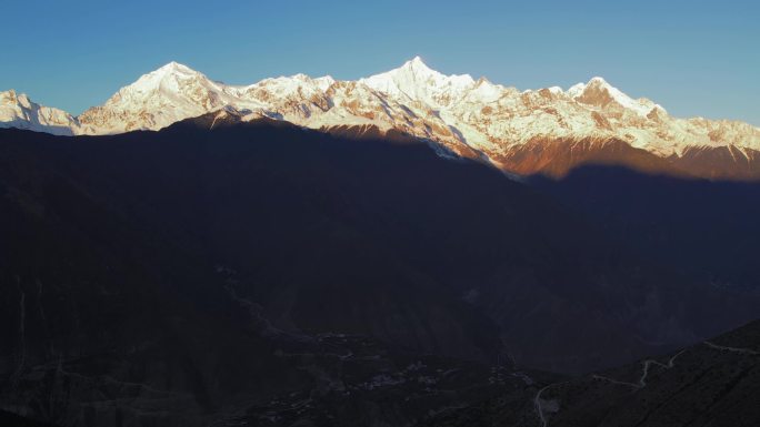 航拍早晨的梅里雪山卡瓦博格峰