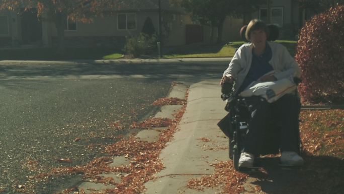 成年女性残疾人轮椅往返邻里邮箱4K视频系列